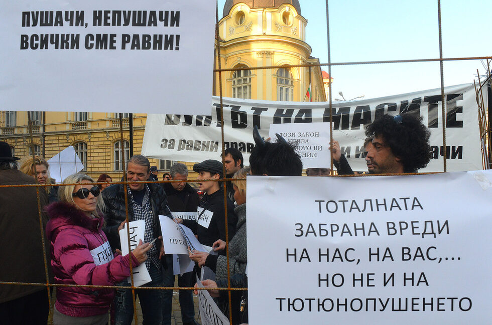 Една от най-горещите теми на годината се оказа пълната забрана за пушене на закрито. Застудяването на времето <a href="http://www.dnevnik.bg/photos/2012/11/22/1953209_fotogaleriia_protestut_v_sofiia_sreshtu_pulnata/?pic=7#picture">изкара на улицата собственици на заведения и пушачи</a>, според които ограничението, влязло в сила на 1 юни, дискриминира неоправдано пушещите и води до фалит на ресторантьори.<br />