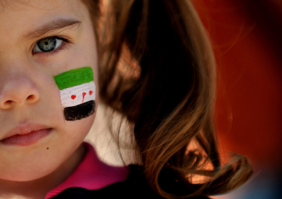 На 18 март <a href="http://www.dnevnik.bg/photos/2012/03/18/1790051_fotogaleriia_siriici_v_sofiia_otbeliazaha_godina_ot/">сирийската общност в България се събра</a>, за да отбележи първата година от началото на революцията, започнала в град Дераа. Първата годишнина от началото на въстанието срещу Асад беше отбелязана с демонстрации в много страни по света. Пред Белия дом близо 4 000 души поискаха да спрат масовите убийства в Сирия.
