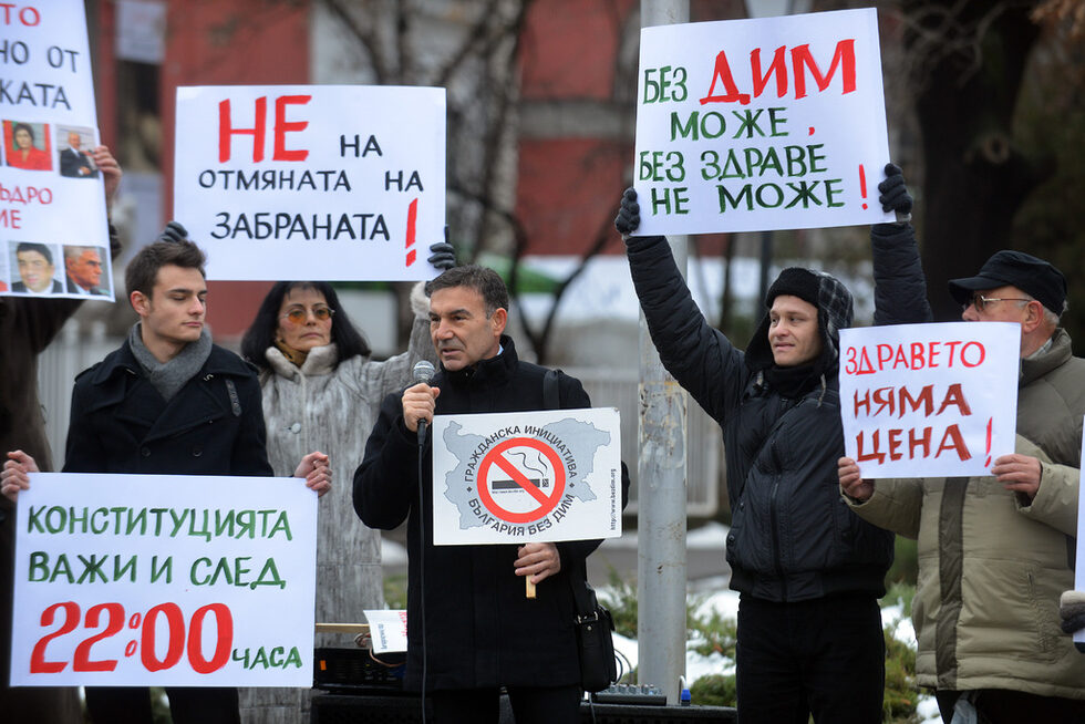 С 10 гласа "за", 6 "против" и 5 "въздържал" се <a href="http://www.dnevnik.bg/bulgaria/2012/12/18/1971456_ikonomicheskata_komisiia_ostavi_zabranata_za_pushene/">икономическата комисия в парламента отхвърли</a> предложението на депутата от ГЕРБ Евгени Стоев за отпадане на пълната забрана за пушене на закрито.<br />