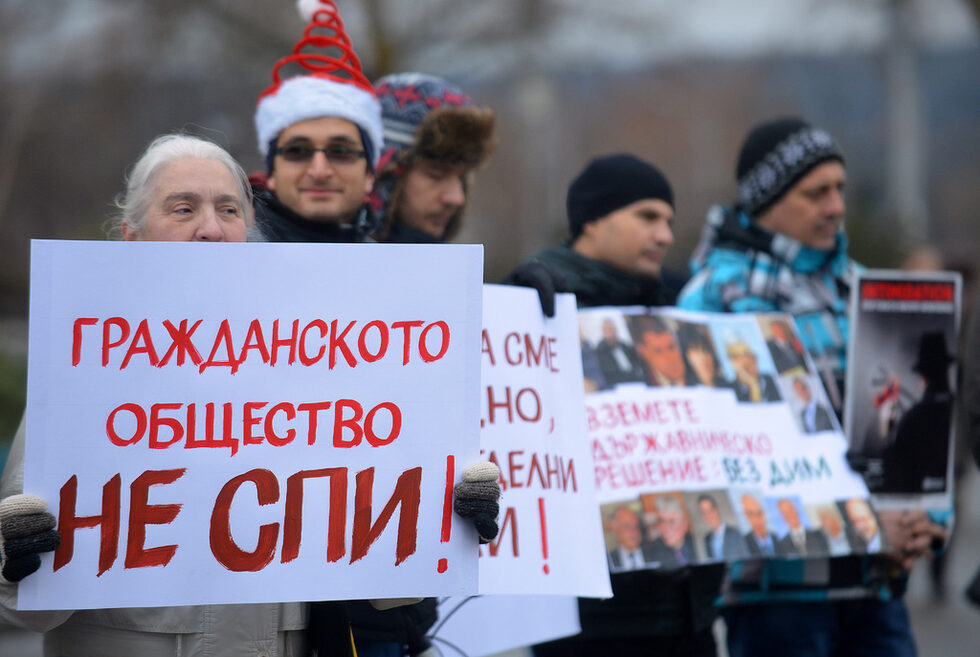 Докато се провеждаше едночасовата дискусия в комисията, около сградата на парламента имаше два граждански протеста.