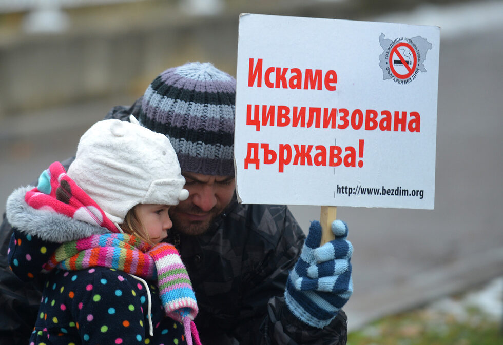 А по-многобройния протест беше в другата част на сградата - откъм катедралата "Свети Александър Невски". Участниците в него скандираха срещу ограничението и настояваха за отпадане на забраната.