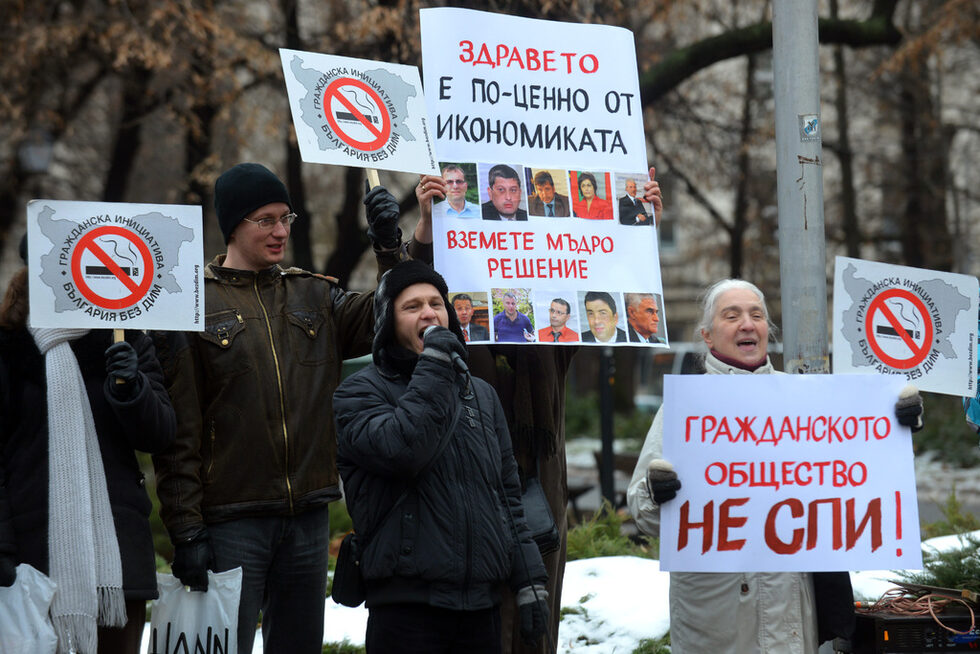 Привържениците на забраната смятат, че управляващите не бива да се отказват от ограниченията за пушене, защото това ще повлияе положително на здравословното състояние на българина.