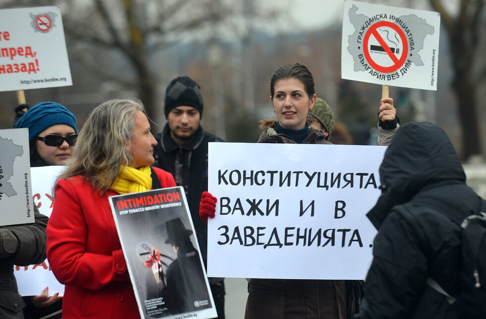 Според тях димът в заведенията нарушава правата на хората, които не искат да пушат.