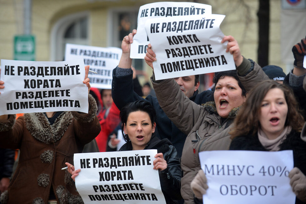 Според тях старият режим, който разделяше заведения на части за пушачи и непушачи е бил напълно достатъчен.
