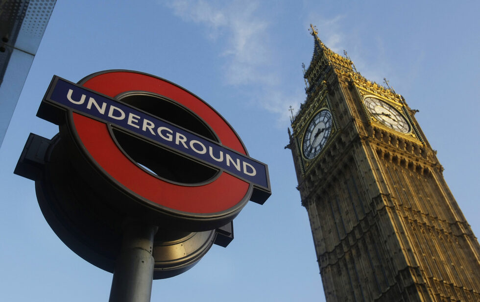 Лондончани наричат метрото Underground (подземен) или Tube (тръба), заради формата на повечето подземни тунели.