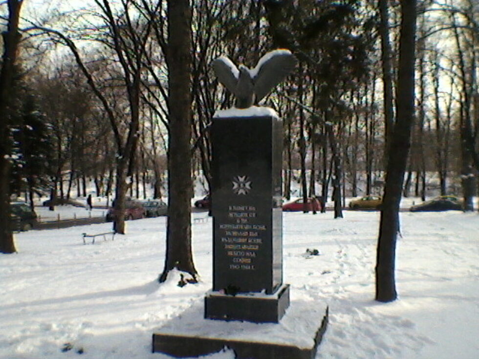В кв. "Иван Вазов" има паметник на летците от 6-и изтребителен полк, загинали във въздушните боеве, защитавайки небето над София през ВСВ. Паметникът се намира в градинката на ъгъла бул. "Петко Каравелов" и ул. "Д-р Стефан Сарафов" и е поддържан безупречно - всяка появила се мацаница изчезва след броени дни.<br />