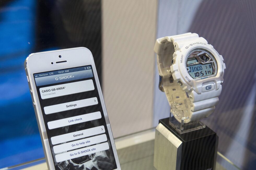 Ръчният часовник Casio G-Shock Bluetooth може да се синхронизира с мобилни телефони. Неговият дисплей може да показва новопристигнали SMS-и, пропуснати повиквания, кой се обажда в момента. Има и функция за аларма, когато се отдалечите твърде много от смартфона си.