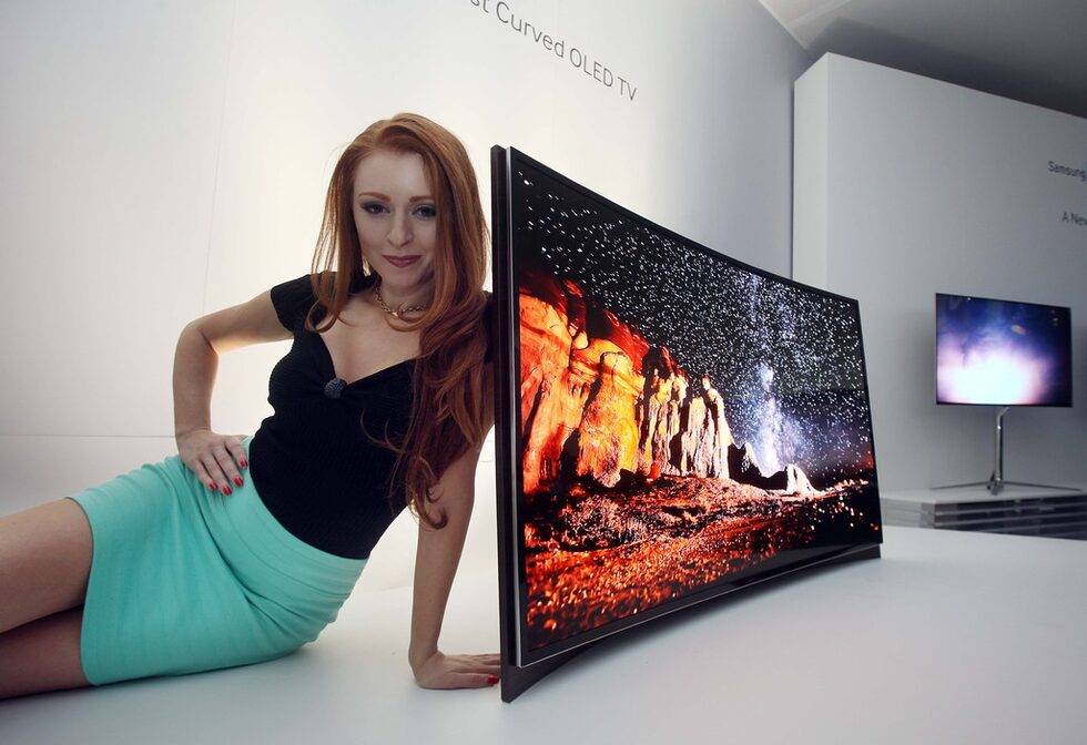 Samsung представи първия в света OLED телевизор с извит дисплей. Според компанията така усещането за реалност ще е още по-голямо, а гледането на филми ще е като в IMAX киносалон.