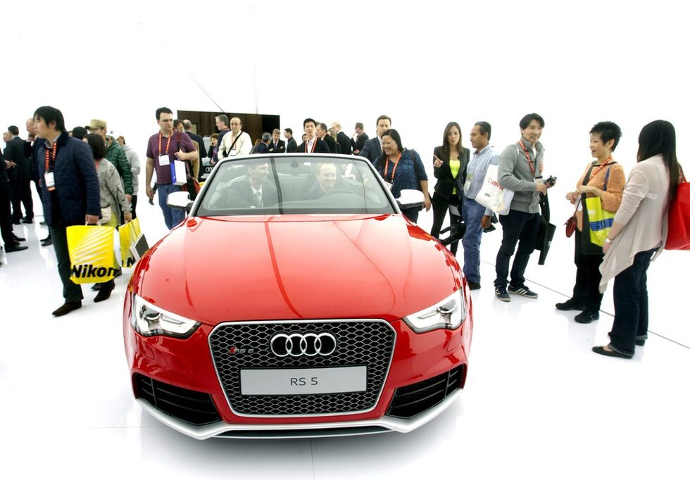 Audi също взе участие на изложението като демонстрира своята нова технология за самоуправляващи се автомобили. За момента основната идея е да спрете с колата пред входа и след това тя сама да си намери паркомясто и да се върне, когато я повикате.