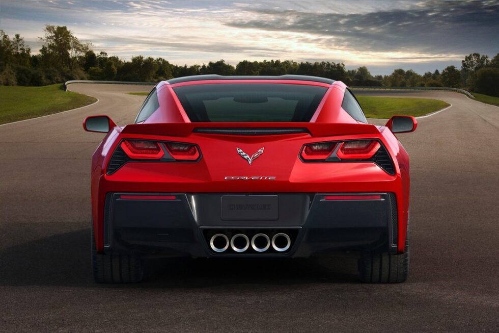 Моделът се задвижва от изцяло нови 6.2-литров V8 двигател със системата Active Fuel Management, изключваща част от цилиндрите при слабо натоварване). Моторът има мощност 450 конски сили и максимален въртящ момент 610 Нм.