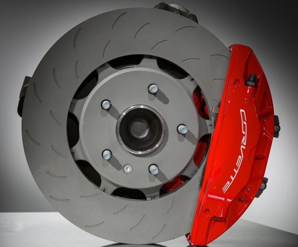 Стандартните спирачки Brembo, с четирибутални фиксирани спирачни апарати са разработка на състезателната програма на "Шевролет". Дисковете отпред са с размер 320 мм отпред, а отзад 338 мм. Те имат с 35% по-голяма активна площ на спирачно зацепване от това на предишните. 
При оборудването Z51 Performance Package дисковете са лети, перфорирани, с размер 345 мм отпред и 338 мм отзад.