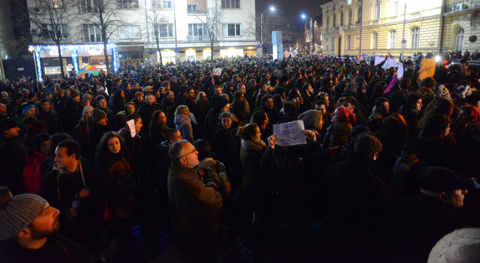 На площада пред Народното събрание протестиращите продължиха със скандирания и освирквания