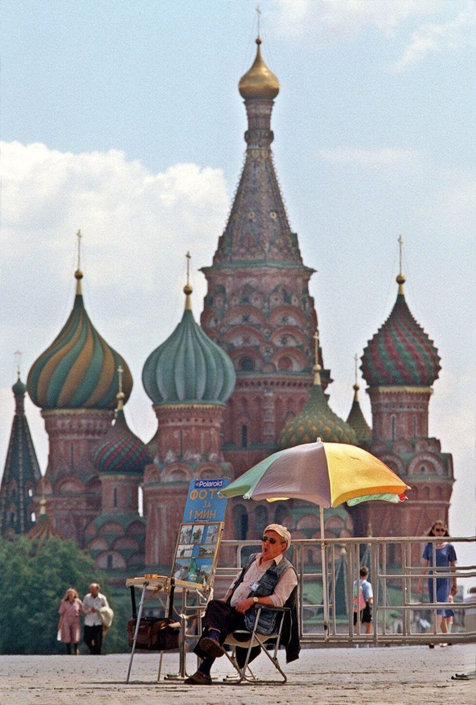 Присъствието на един от най-скъпите градове в света  - Москва, в тази класация е изненадващо само на пръв поглед.  Действително местата за настаняване на туристи и заведенията за тях са достатъчно скъпи, но ако си намерите евтин полет и се влеете в струята на непретенциозните туристи, можете да изкарате и доста евтино. За еднодневен престой в столицата на Русия ще са нужни поне  1488 рубли или 49.00 долара. <br />
<br />
Най-скъпият източноевропейски град е естонската столица Талин - 17 място,  Атина е на 21-во въпреки кризата, Флоренция и Барселона са на 26-то  и 27-мо масто. Най-скъпият град извън страните от европейското икономическо пространствое е Дубровник - 30-то място. В дъното на класацията са Осло и Цюрих. Берлин е 20-ти, Рим - 34-ти,  Париж - 36-ти, Лондон - 41-ви. <br /><br />