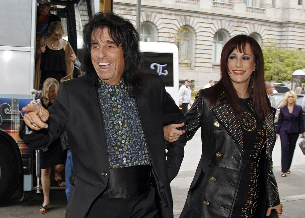 По времето, когато групата Alice Cooper подписва със звукозаписната компания на Франк Запа, Мис Кристийн от GTOs става приятелка на Купър. Мис Кристийн умира на <a href="http://bg.wikipedia.org/wiki/5_ноември" title="5 ноември">5 ноември</a> <a href="http://bg.wikipedia.org/wiki/1972" title="1972">1972г</a>, от свръхдоза. Друга дългогодишна приятелка на Купър е Синди Ланг, с която живее заедно няколко години. След раздялата си с Ланг, Купър за кратко е свързан с актрисата секссимвол <a href="http://bg.wikipedia.org/wiki/Ракел_Уелч" title="Ракел Уелч">Ракел Уелч</a>. След това Купър напуска Уелч, за да се ожени на <a href="http://bg.wikipedia.org/wiki/20_март" title="20 март">20 март</a> <a href="http://bg.wikipedia.org/wiki/1976" title="1976">1976 г</a>. за учителката по балет и хореограф Шерил Годард ( на снимката).