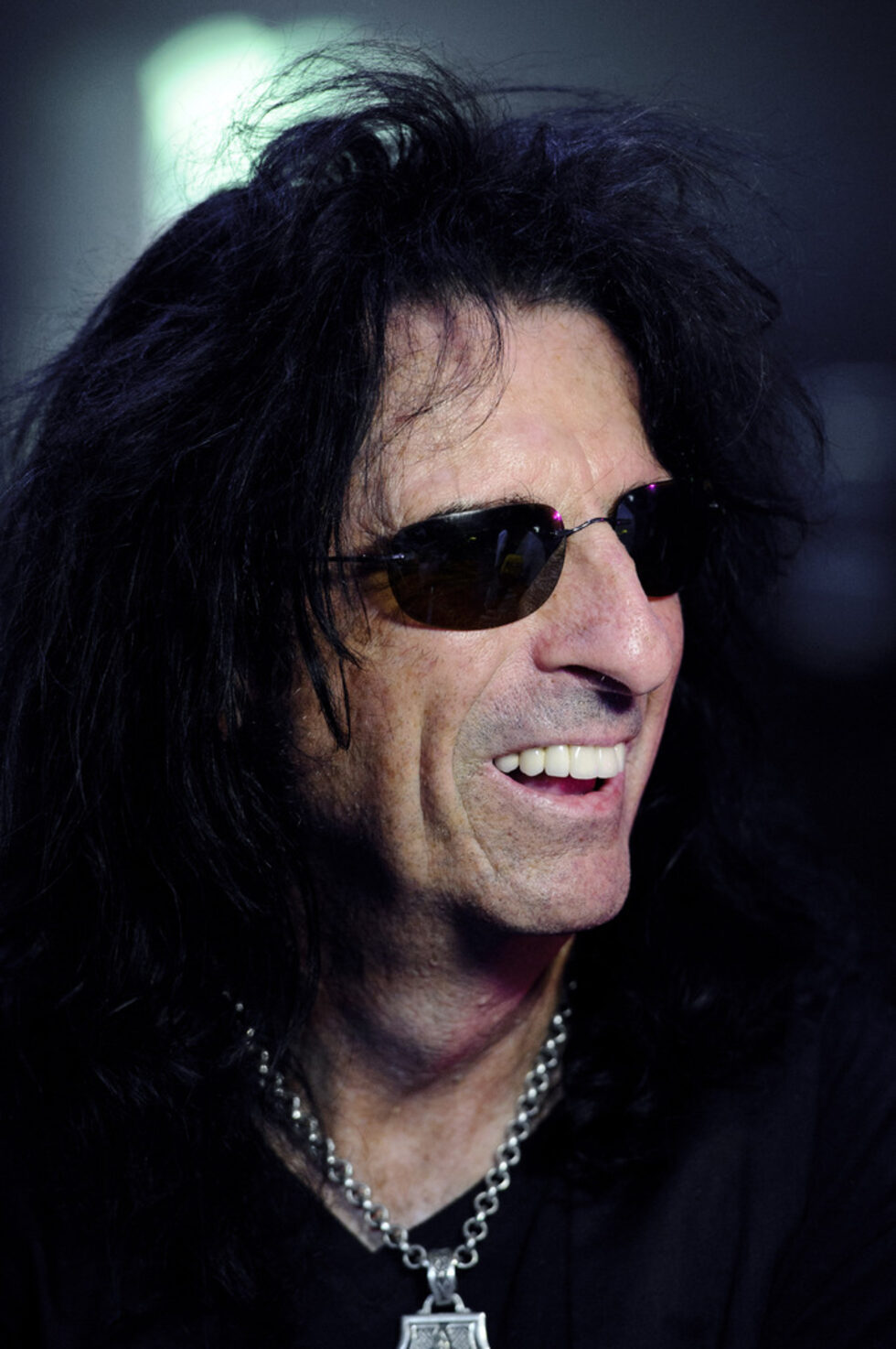 В началото на седемдесетте след два неуспешни албума Alice Cooper са предоставени на продуцента Боб Езрин за третия им албум със Straight Records и това бил последния шанс на групата да направи хит. Този хит станал "I'm Eighteen", издаден през ноември 1970г и достига 21-во място в Билборд. <br /><br />В средата на <a href="http://bg.wikipedia.org/wiki/1972" title="1972">1972г</a>, концертите на Купър вече били скандално известни, но това, от което групата имала нужда бил голям хит. Същото лято излиза сингъл озаглавен "School's Out". Той влиза в Топ 10 в САЩ. <a class="new" href="http://bg.wikipedia.org/w/index.php?title=School's_Out&action=edit&redlink=1" title="School's Out (страницата не съществува)">Албумът със същото име</a> достига второ място в американските класации и се продава в над милион екземпляра. <br /><br />