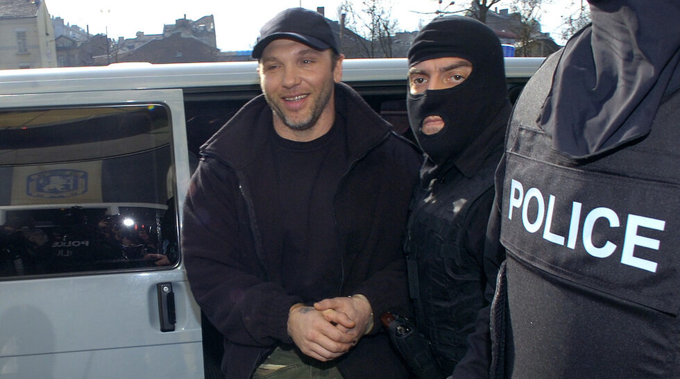 Баретата беше арестуван на 7 февруари 2009 година, след като се предаде на ДАНС след телефонен разговор с тогавашния съветник в службата Алексей Петров (двамата са бивши колеги от Специализирания отряд за борба с тероризма и бивши съдружници в застрахователната компания "Аполо и Болкан" в средата на 90-те години - бел.ред.).<br /><br />Срещу Златомир Иванов бе повдигнато обвинение за организиране и ръководене на престъпна група, занимаваща се с разпространение на наркотици и убийства.<br /><br />На снимката: Арестът на Златко Баретата