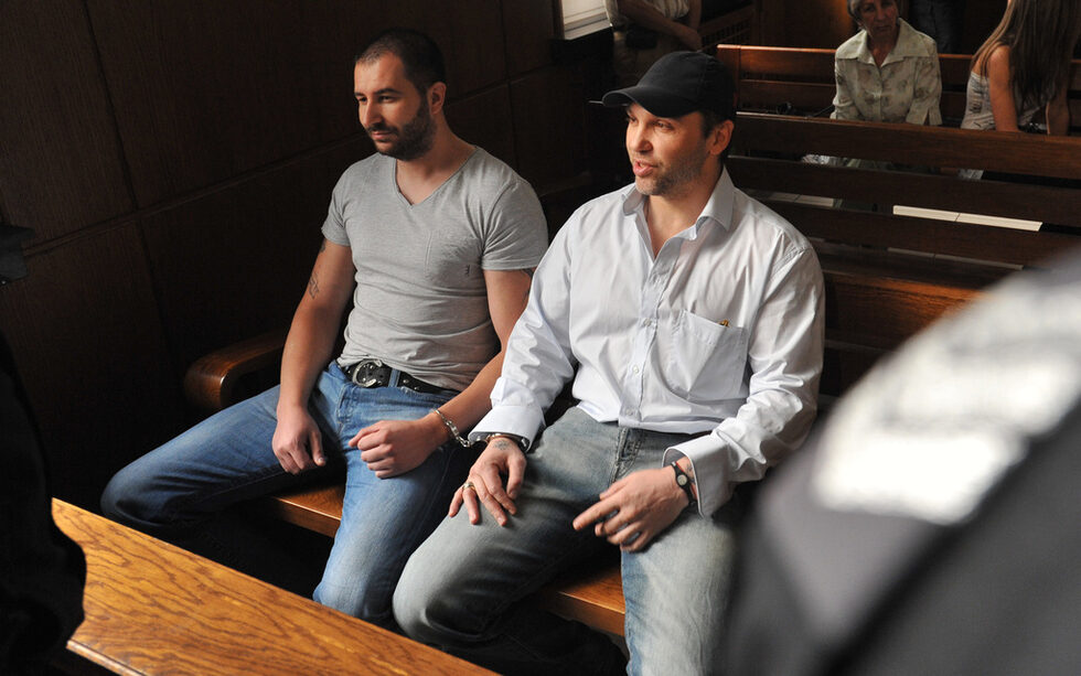 <a href="http://www.dnevnik.bg/bulgaria/2012/02/13/1765164_zlatko_baretata_poluchi_8_godini_zatvor/" target="_blank">Баретата беше осъден от Софийския градски съд през февруари миналата година на 8 г. затвор по обвинение, че оглавява банда за разпространение на наркотици</a> за дълъг период от време. Тогава прокуратурата поиска той да остане зад решетките 17 години.<br /><br />Няколко години по-рано, той коментира в едно от малкото интервюта, които е давал: "Тя държавата е в състояние всичко да направи. Зависи какво се разбира под ред. Да няма наркотици или да няма наркомани? Или да няма организирана престъпност? Какво се притеснява държавата от тая организирана престъпност? Че <strong>някой живее по собствени правила, но тия правила са много строги и ясни и ако всички ги спазват, и ако по тия правила работи и държавата, няма да има проблеми. Ако по тия правила работят и политиците, няма да има проблеми. Там всеки държи на думата си и като отстъпи от думата си, си получава заслуженото</strong>."<br /><br />На снимката: Златко Баретата по време на заседание на съда през 2010 година.