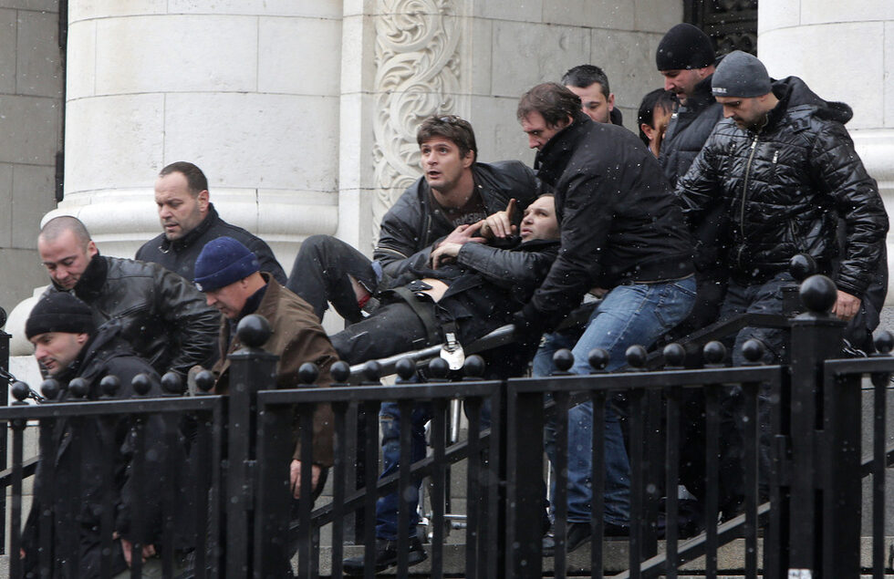 Срещу Съдебната палата <a>в</a><a href="http://www.dnevnik.bg/bulgaria/2013/01/29/1992914_pojar_gori_v_apartament_sreshtu_sudebnata_palata_v/" target="_blank">ъзникна пожар в апартамент на последния етаж</a>, на тавански етаж. Зам.-директорът на СДВР Ивайло Спиридонов заяви, че най-вероятно стрелбата е извършена от горящия апартамент, след което той е запален.<br /><br />Златомир Иванов не е съобщавал да е имало отправяни заплахи срещу него.<br /><br /><a href="http://www.dnevnik.bg/bulgaria/2013/01/29/1992919_zlatko_baretata_e_bil_prostrelian_v_centura_na_sofiia/">Баретата е с няколко прострелни рани</a> в областта на корема и краката, съобщиха от "Пирогов", където Баретата е настанен след стрелбата срещу него тази сутрин. Иванов е в съзнание и адекватен, няма опасност за живота му.<br /><br />