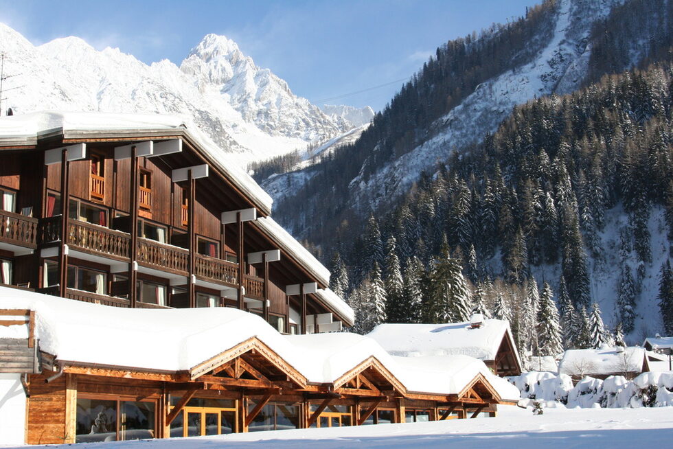 Във френската част на Алпите в ски курорта Аргентиер е хотел Les Grands Montets. Както навсякъде в Алпите пистите за ски и сноуборд са развлеченията за спортните натури. По-мързеливите могат да се потопят във външното джакузи или да се изкачат с лифт до връх Агил Верт на 4 хил. метра височина. <br />
<br />
Снимката е предоставена от сайта за търсене и сравнение на хотели <a href="http://www.trivago.bg/" target="_blank">www.trivago.bg</a><br />
<br />