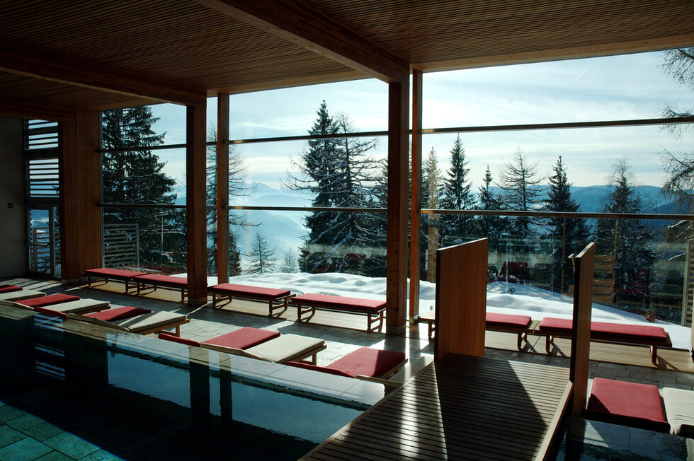 Хотел Vigilius Mountain Resort в италианските Доломити е за онези двойки, за които романтиката е в екстремните преживявания и в досега с природата. Дотам се стига единствено с въжен лифт, а мотото на хотела е "лукс чрез простота".  Разположен на 1500 м надморска височина, "Вигилиус" е построен изцяло с естествени материали и  използва технологии, щадящи околната среда. Упражненията по йога и пилатес са част от предлаганите занимания. <br /><br />Снимката е предоставена от сайта за търсене и сравнение на хотели <a href="http://www.trivago.bg/" target="_blank">www.trivago.bg</a><br /><br />