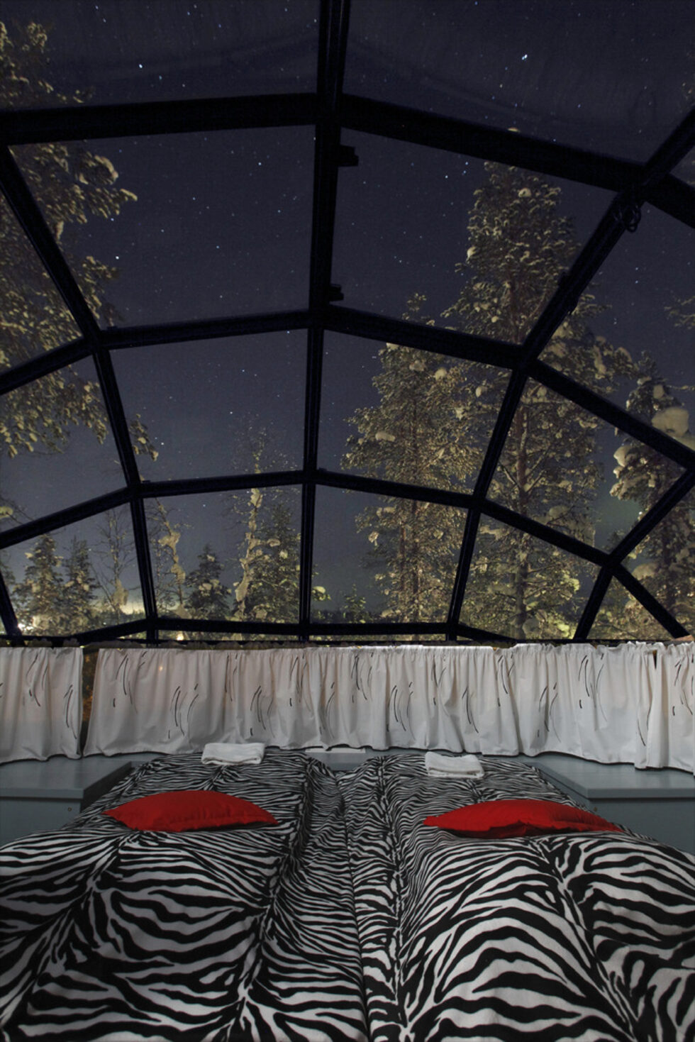 В Igloo Village  Kakslauttanen човек може да сключи брак. Възможностите за провеждане на церемонията са три - в ледения  параклис, дървената църква или на разположения наблизо свещен остров Уконкиви. Младоженският апартамент е направен от дървен материал  от бреза, ваната е проектирана от "Версаче", а  стъкленият таван открива гледка към звездното  небе и северните сияния (те могат да се наблюдават от август до април). <br /><br />Снимката е предоставена от сайта за търсене и сравнение на хотели <a href="http://www.trivago.bg/" target="_blank">www.trivago.bg</a><br /><br />