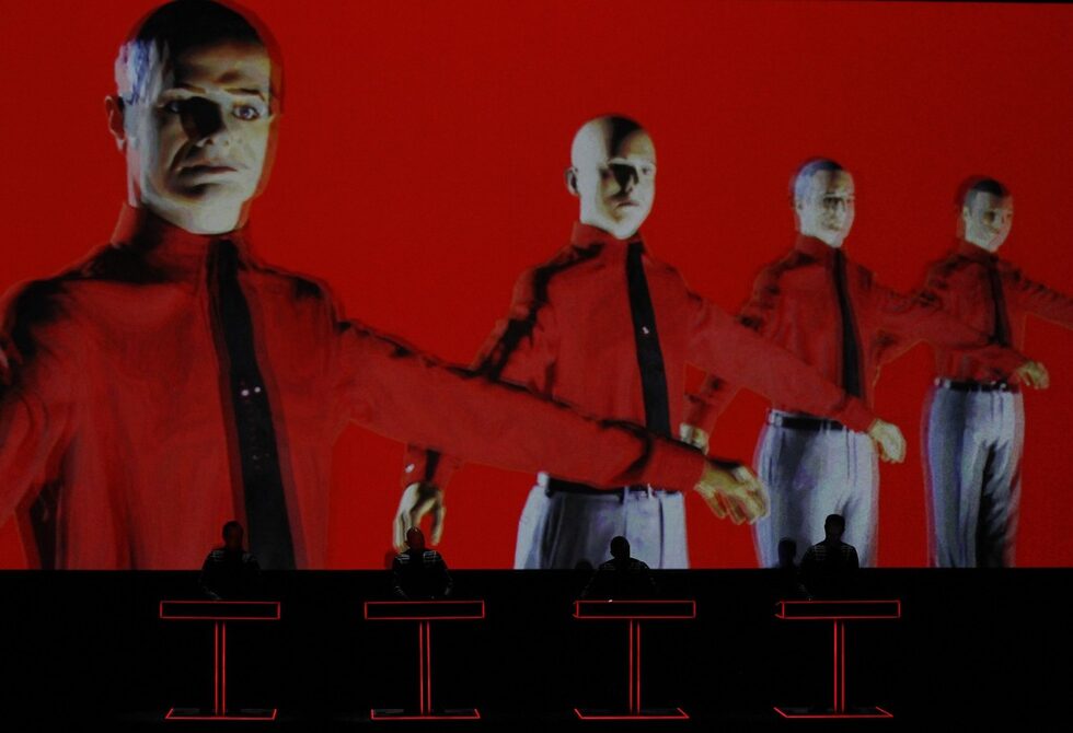 Германските пиноери на електронната музика "Крафтверк" (Kraftwerk) винаги са се стремяли да съчетават музика и изкуство, а усилията им биват приятени сега в т.нар. резервоари на британския музей за модерно изкуство "Тейт Модърн", където в продължение на няколко дни ще изпълняват на живо последователно осемте си албума, започващи с Autobahn от 1974 г. и завършващи с изпълнението на Tour de France от 2003 г.