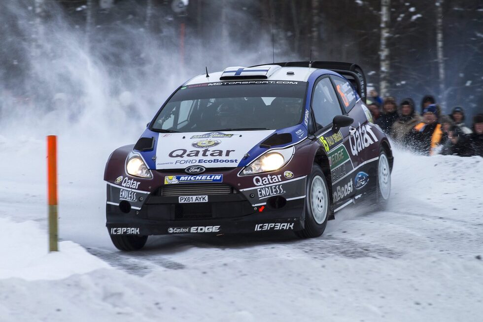 Руснакът Евгени Новиков ("Форд Фиеста RS WRC") се движеше на комфортното пето място, но три етапа преди края се завъртя през таван и загуби 10 минути, което го остави девети.<br />
<br />
На снимката: Съотборникът му в "М-Спорт" Юхо Ханинен.<br />