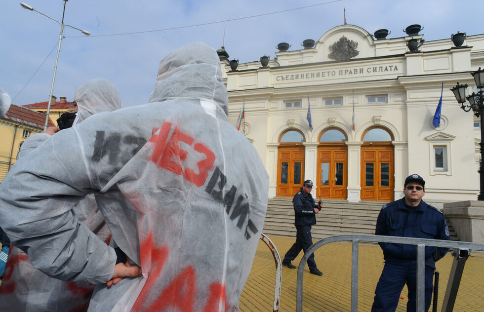 Хиляди хора излязоха днес по улиците на големите градове на протест срещу високите сметки за ток