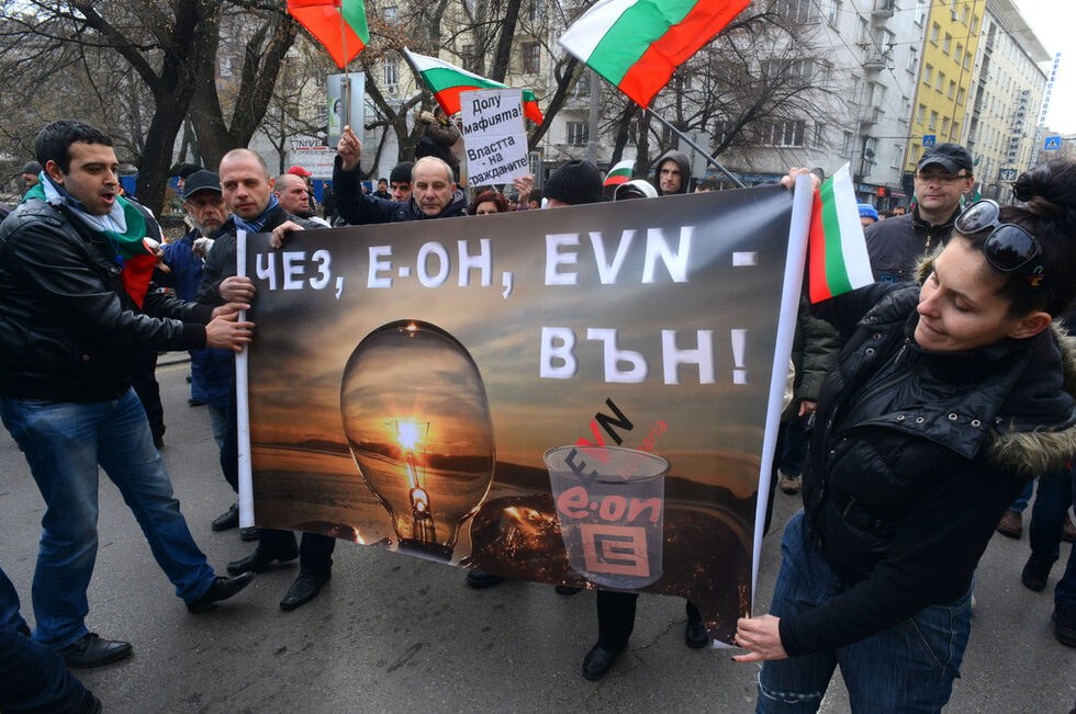 Около 11. 40ч. събралите се извиха хоро на кръстовището на ул. "Раковски" и бул. "Цар Освободител" под звуците на каба гайди, между сградите на Руската църква и Военния клуб.