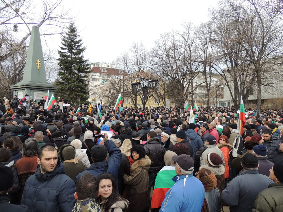 Срещу всичко и срещу всички! Така малко преди 11 ч. днес пред паметника на загиналите в Сръбско-българската война във Варна започна най-голямото за последната седмица протестно шествие в града.