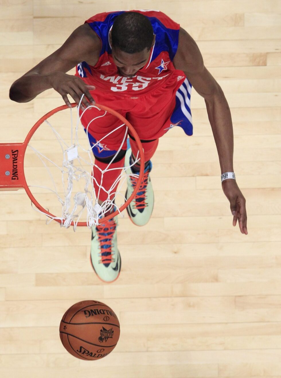 Дюрант, който беше избран за MVP през 2012 г., завърши като топ реализатор с 30 точки