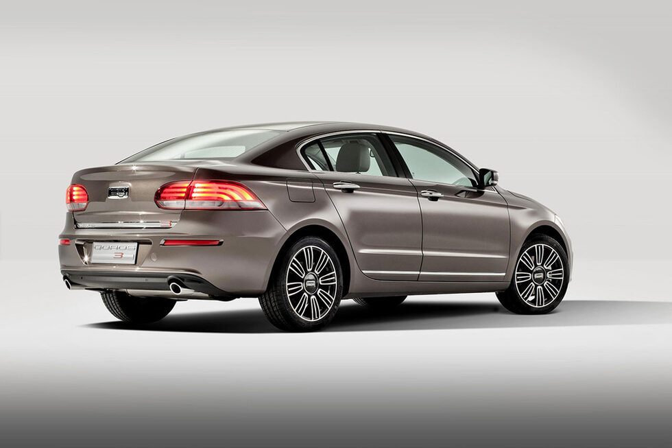 Qoros 3 Sedan е дълъг 4.62 м. и е&nbsp;широк 1.84 м. Ще се предлага с два бензинови мотора. По-скромният от тях е 1.6-литров, атмосферен с мощност 126 к.с. и максимален въртящ момент 155 Нм. Вторият бензинов двигател е със същия обем, но благодарение на турбокомпресора генерира 156 к.с. и 210 Нм. Серийно и двата мотора ще се комбинират с шестстепененна механична трансмисия, а като опция може да се поръча автоматична с двоен съединител и същия брой предавки. Серийното оборудване включва stop-start система.