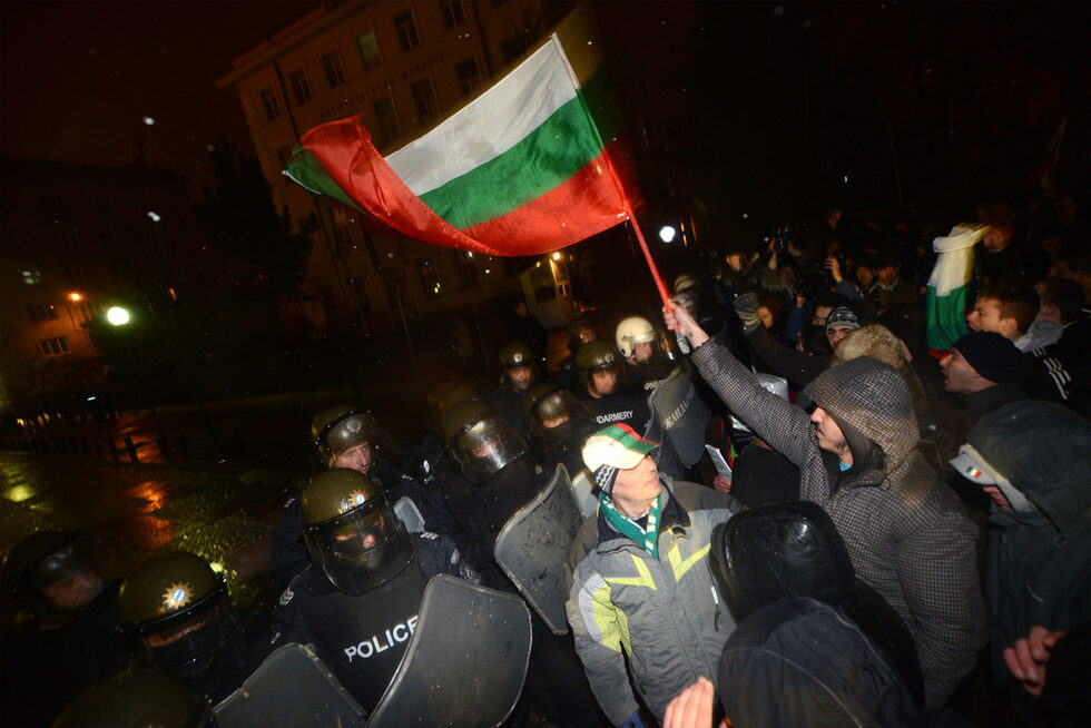 На първа линия пред щитовета на полицаите и тази вечер бяха основно младежи.