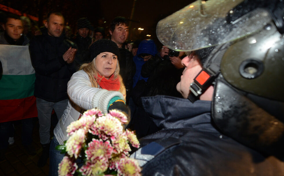Някои от дошлите на протест поднесоха цветя на охраняващите ги. Сред   плакатите имаше и с лика на Васил Левски, и снимка на Даниела Пеловска, която днес се появи на срещата при премиера като представител на протестиращите, а после други се разграничиха от нея. <br /><br />Имаше и послания: "Писна ни да спим на студено, за да ви храним". А най-масово демонстрантите носеха българско знаме. <br />