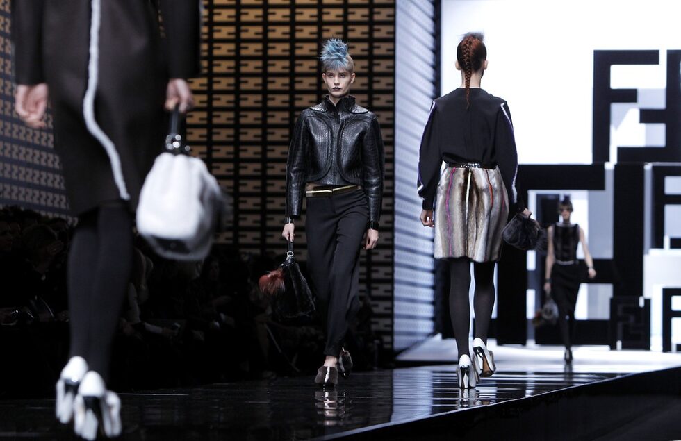 По този повод по време на ревюто на Just Cavalli, което бе веднага след това на Fendi, активистка се появи на подиума с постер, гласящ : "Вашата мода е нашата смърт".