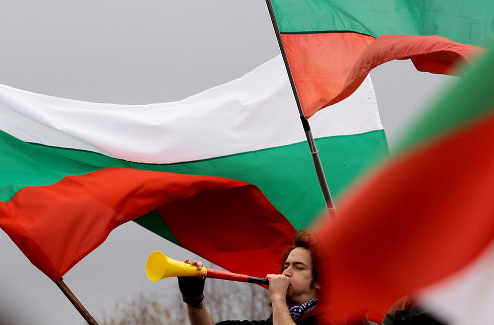 Протестиращите носеха вувузели, свирки и постоянно скандираха. Най-често се чуваше "Мафия" и "Оставка".