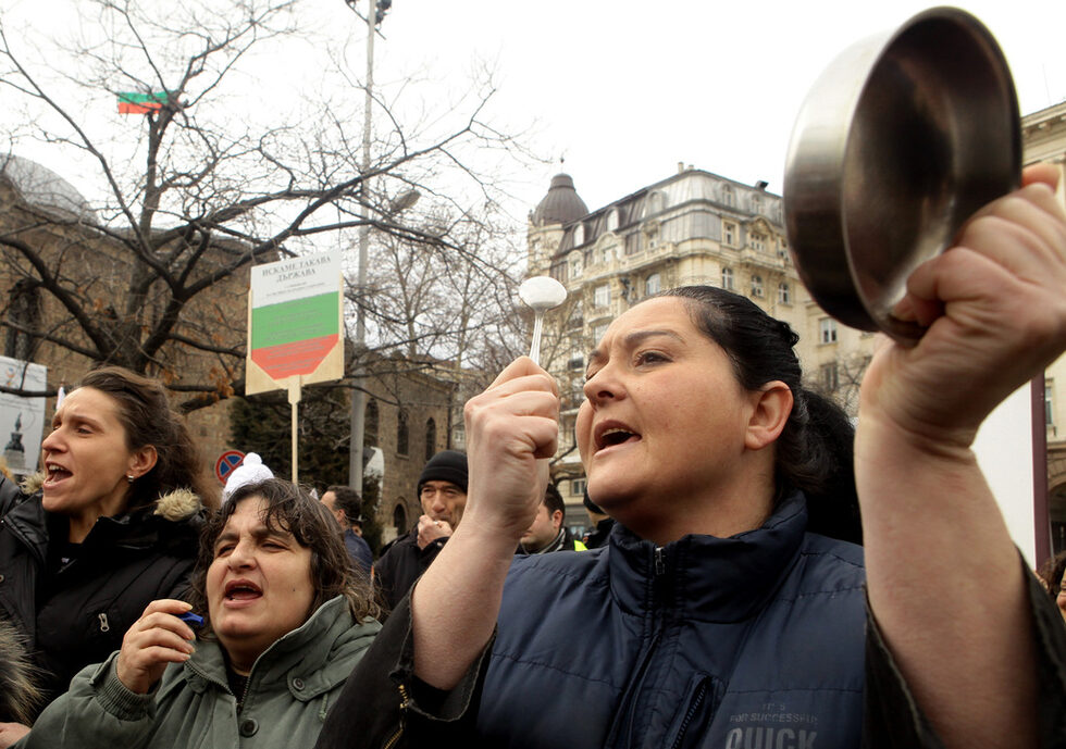 Причината е, че сградата е символ на една от властите, която не си е свършила работата, според митингуващите.