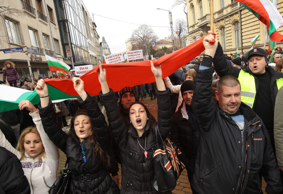 "Протестирам заради мизерията, до която ни докараха всички управляващи досега. Превърнаха държавата в наш враг", каза пред "Дневник" 70- годишният Стоян Цеков. Неговата пенсия е 240 лв, а последната му сметка за ток е 350 лв.