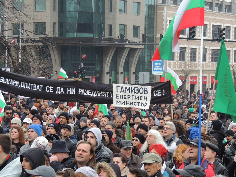 Изненадващо (а може би и не съвсем) днес протестиращи от Варна издигнаха плакат с искане противоречивият бизнесмен <a href="http://bg.wikipedia.org/wiki/Стефан_Гамизов" target="_blank">Стефан Гамизов</a> да стане енергиен министър.