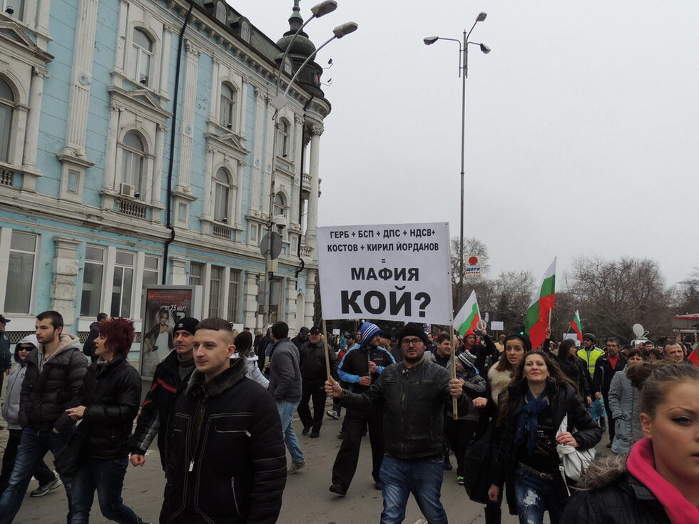 Името на варненския кмет Кирил Йорданов беше сред тези на политици и политически партии, определени от протестиращите като "мафия".