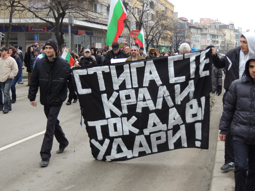 Оригинален плакат гласеше: "Стига сте крали, ток да ви удари!".