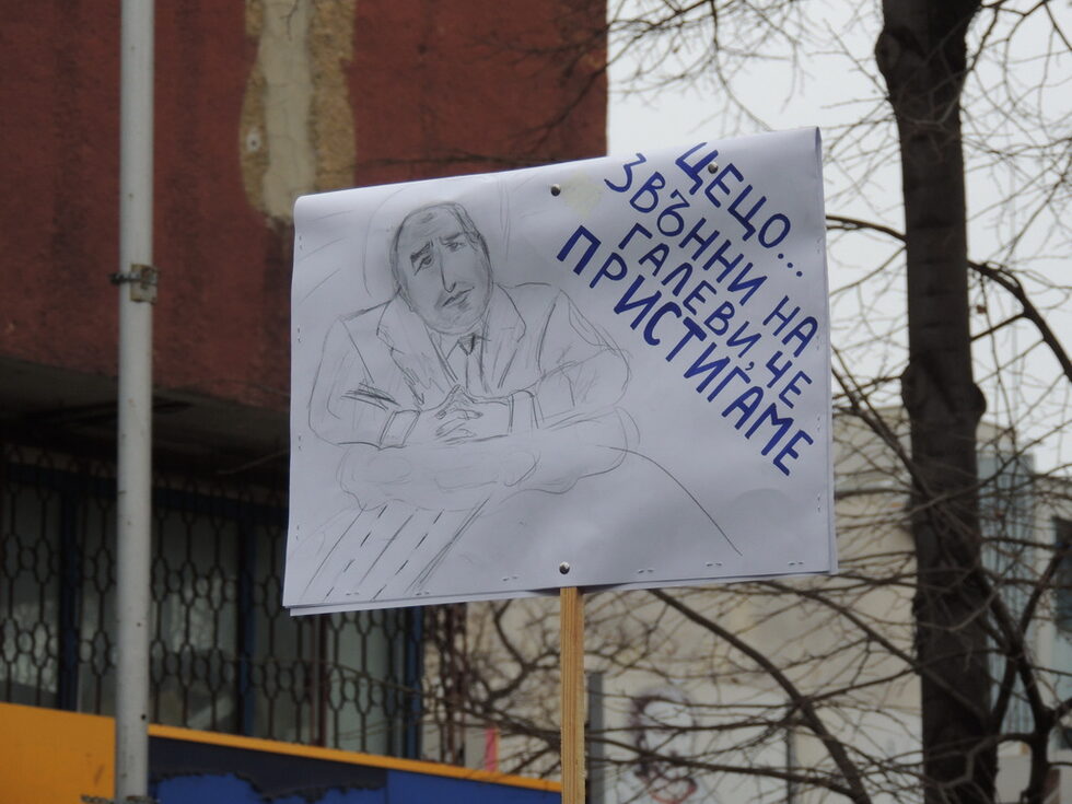 "Чецо, звънни на Галеви, че пристигаме", пишеше на един от плакатите, под карикатура на министър - председателя в оставка Бойко Борисов.