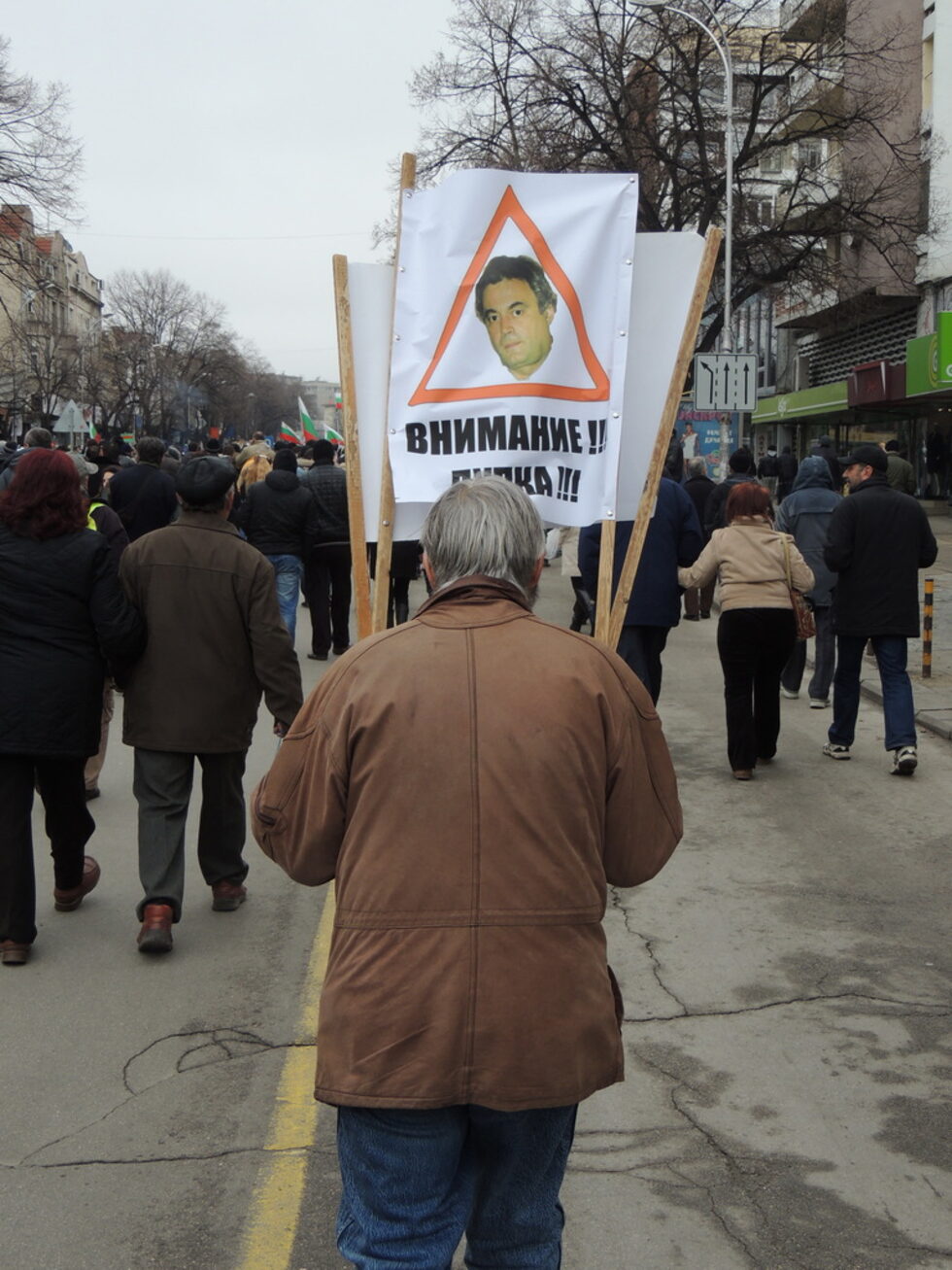 "Гърбът" на плаката предупреждаваше "Внимание, дупка!" под портретна снимка на кмета на града Кирил Йорданов.