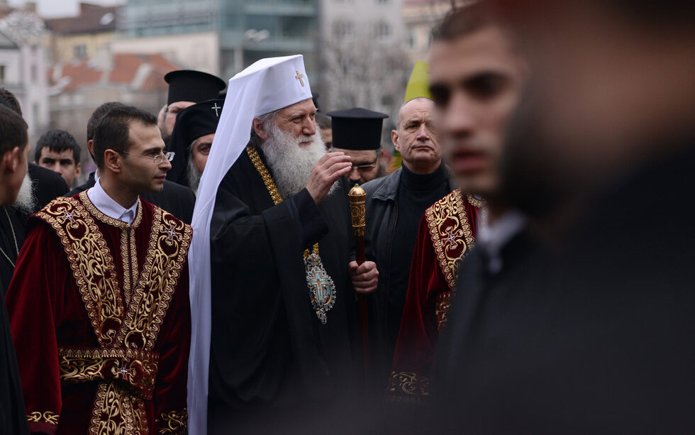 След литургията патриархът заедно с архиереите излезе пред храма, за да поздрави и благослови събралите се миряни