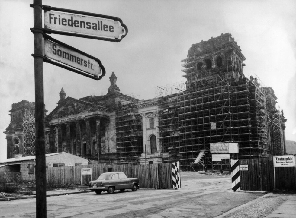 Снимка от 1958г. с табела Hauptstadt Berlin (Столица Берлин), символизираща намерението градът да бъде възстановен като столица на обединена Германия.