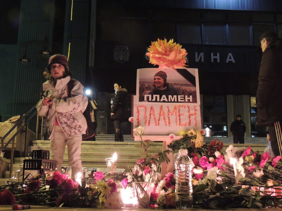 Днес прокуратурата във Варна даде специална пресконференция, на която обяви, че Пламен се е самозапалил, като е донесъл на мястото на трагедията плакат с думите "Оставка на Киро и целия Общински съвет до 17ч на 20 февруари".