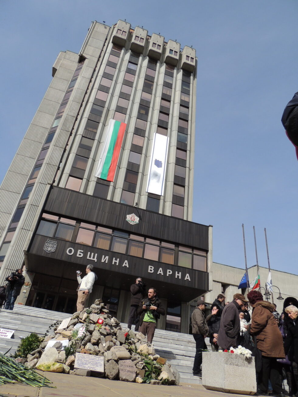 Грамада в памет на Пламен Горанов започнаха да трупат протестиращите във Варна в деня на смъртта на 36 годишния мъж, който се самозапали с искане за оставка на варненския кмет Кирил Йорданов.