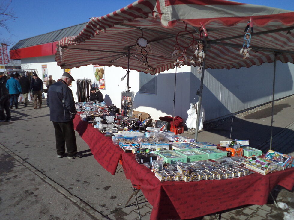 Flohmarkt се наричат битаците в Германия. В превод на български бълхлив пазар, но често се предлагат нови стоки