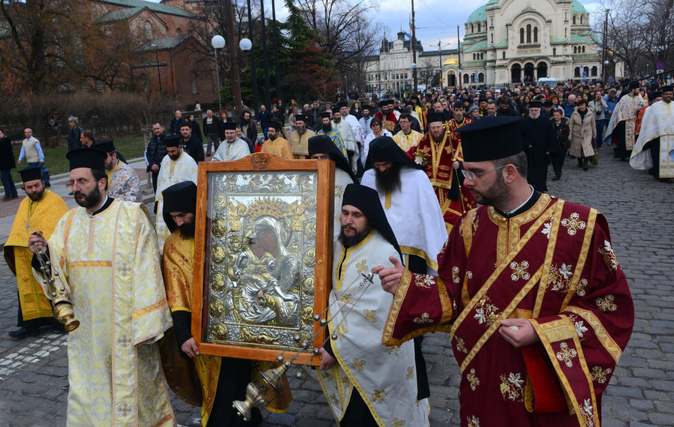 В днешното шествието се включиха и около 150 миряни. 