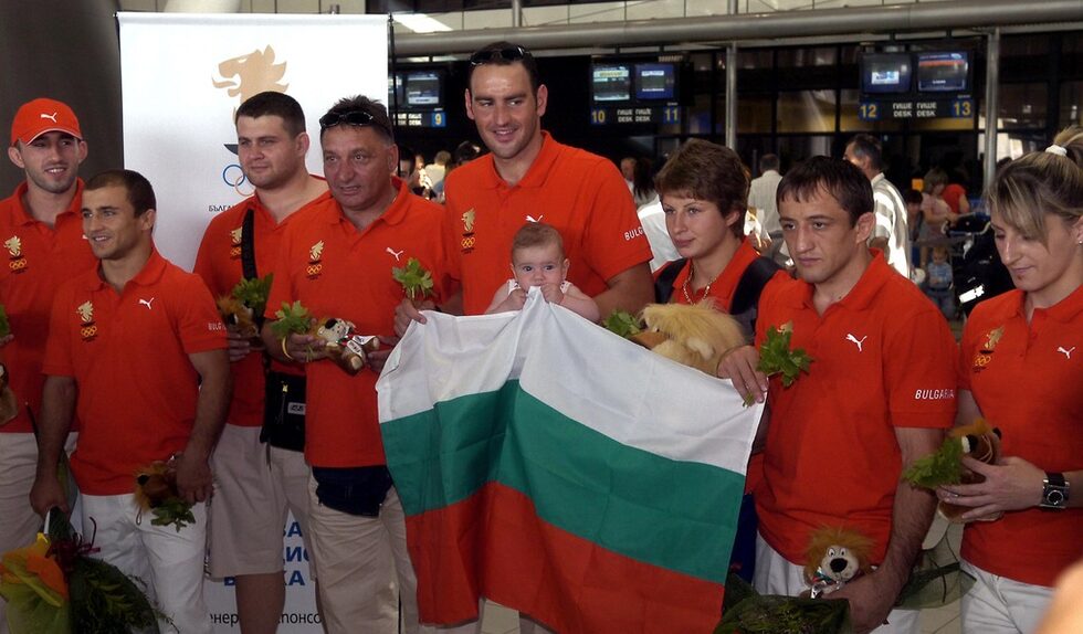 Петър Стойчев позира с българския флаг при отпътуването на поредната група олимпийци за игрите в Пекин, където той носи знамето на откриването